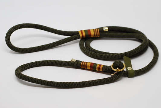 Flatlay of Tan & Natural handmade rope slip lead showing whipping and solid brass hardware, made by Cotswold Hipster