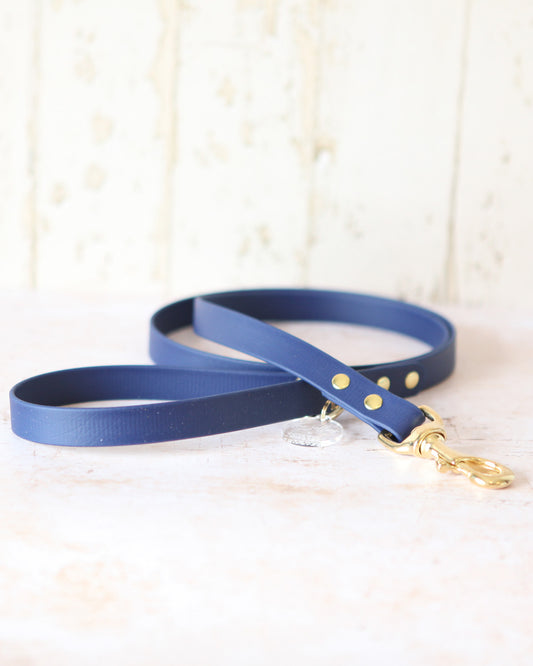 Large navy 20mm BioThane® dog lead with solid brass trigger clip and D-ring.