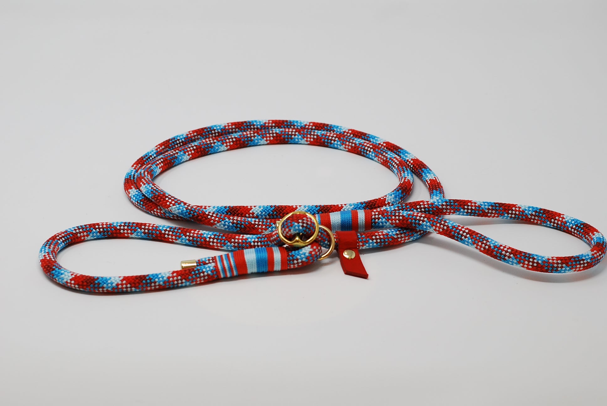 Flatlay of Poppy & Sky handmade rope slip lead with red and blue multicolour rope, made by Cotswold Hipster