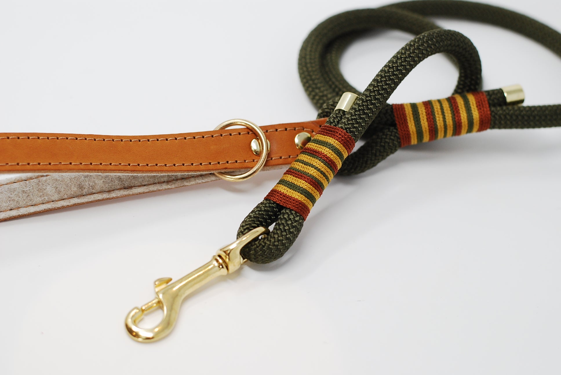 Close-up of Tan & Natural leather-handled rope clip lead showing leather handle detail with olive green rope, made by Cotswold Hipster