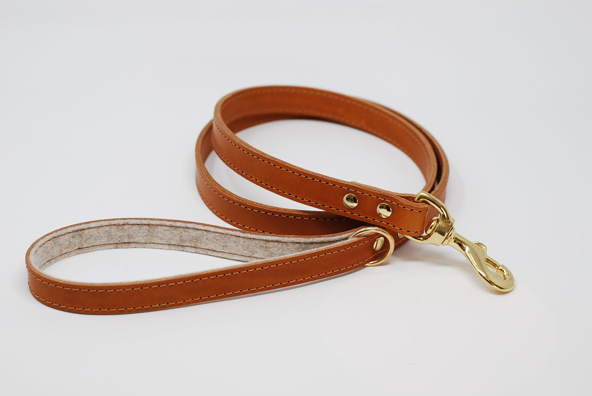 Tan & Natural full leather dog lead with felt-lined handle and brass trigger clip, 120 cm long, made by Cotswold Hipster